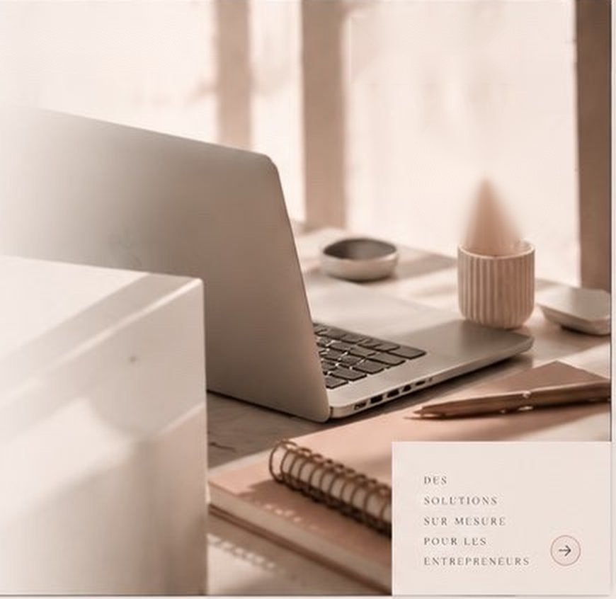 Bureau élégant avec ordinateur portable, tasse, carnet et stylo rose poudré